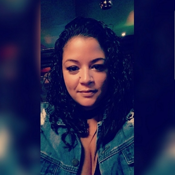 Meet your Posher, Britt - Picture 2 of 3